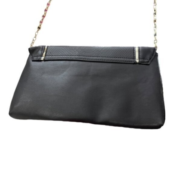 🎉SALE🎉 GUESS Black Faux Leather Snakeskin Gold Chain Convertible Crossbody NEW - Picture 7 of 13